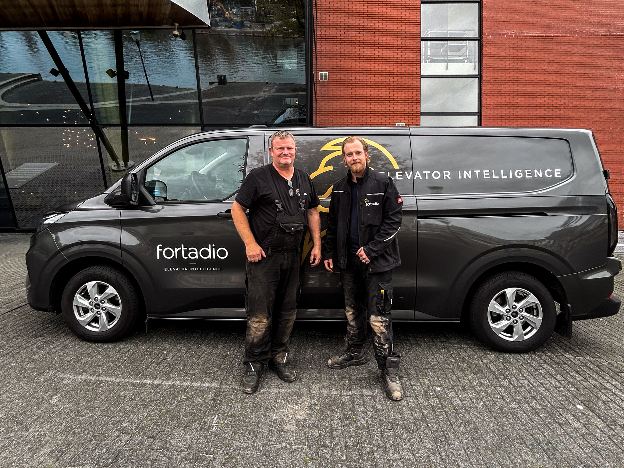 Liftmonteurs David en Jorn over liftrenovatie De Harmonie